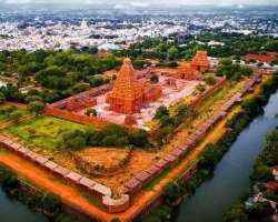 The temple is situated on the bank of river Cauvery which makes the location so beautiful that leaves an everlasting impression on the minds of the vi